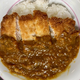 カツカレー、揚げたてのカツにトロっとカレーをかけて